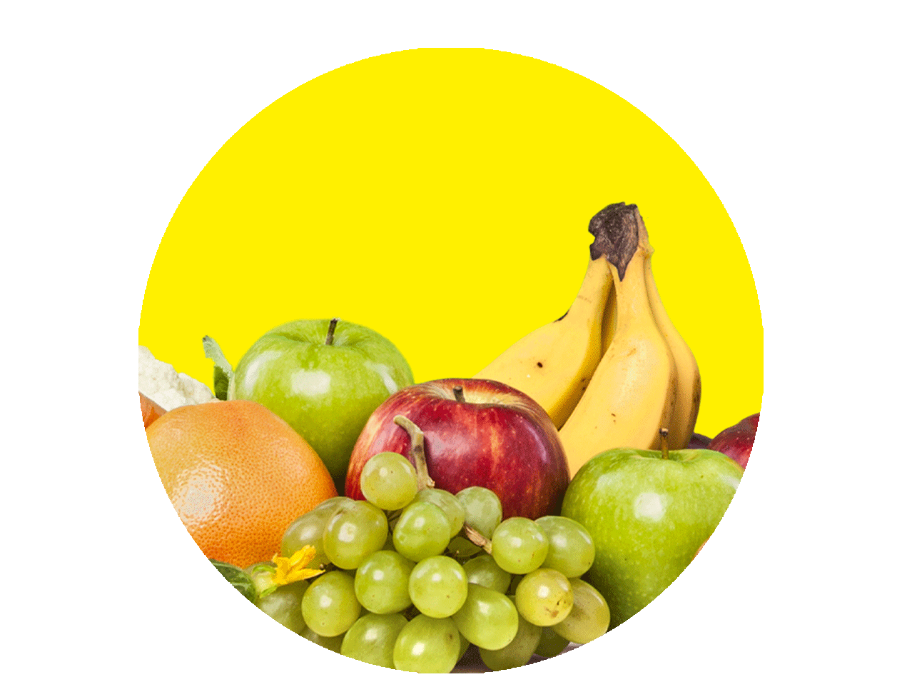 Eine bunte Auswahl an Obst, darunter Äpfel, Bananen, Trauben und Grapefruit, vor einem gelben Hintergrund.