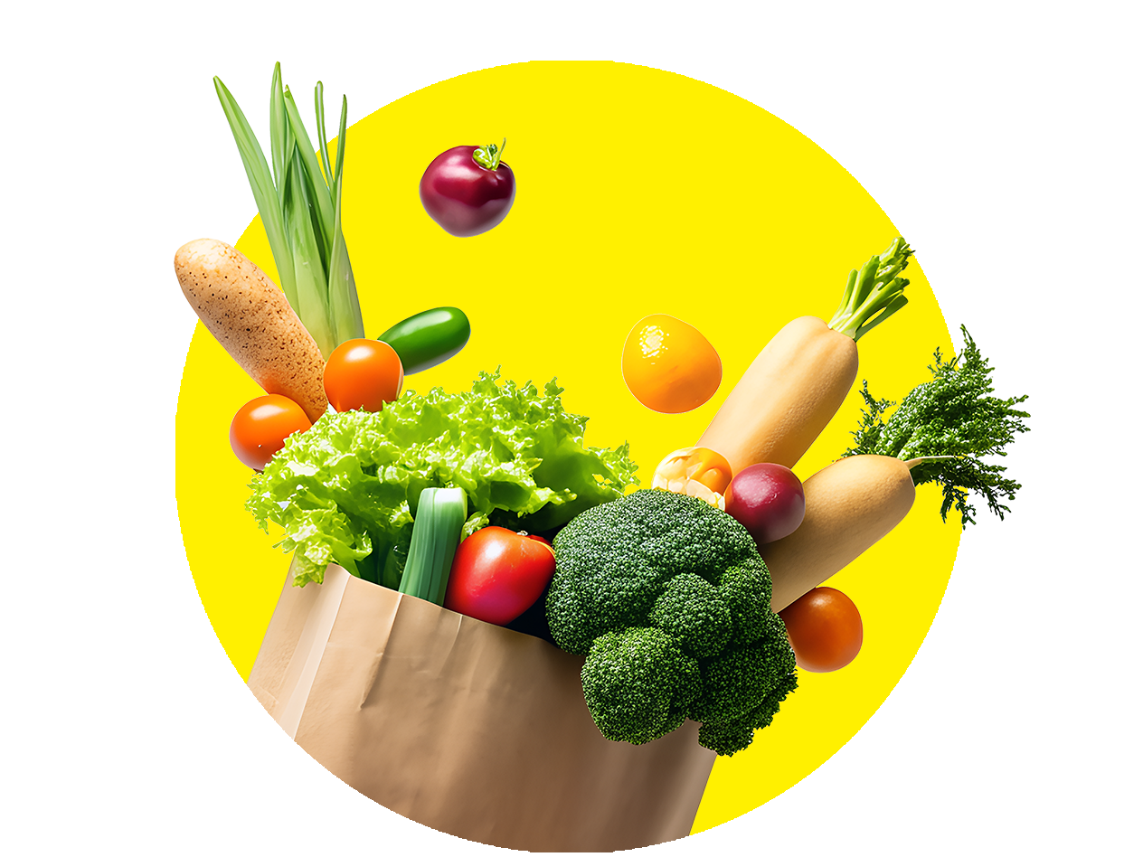 Eine Papiertüte voller frischem Gemüse wie Brokkoli, Salat, Tomaten und Karotten vor gelbem Hintergrund.