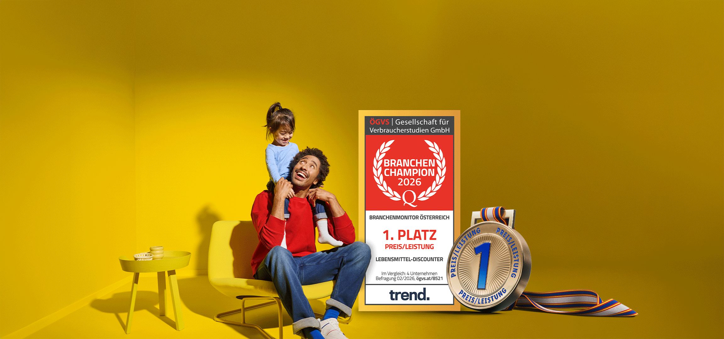 Ein Mann mit einem Kind auf den Schultern, daneben eine Auszeichnung für Preis-Leistung.