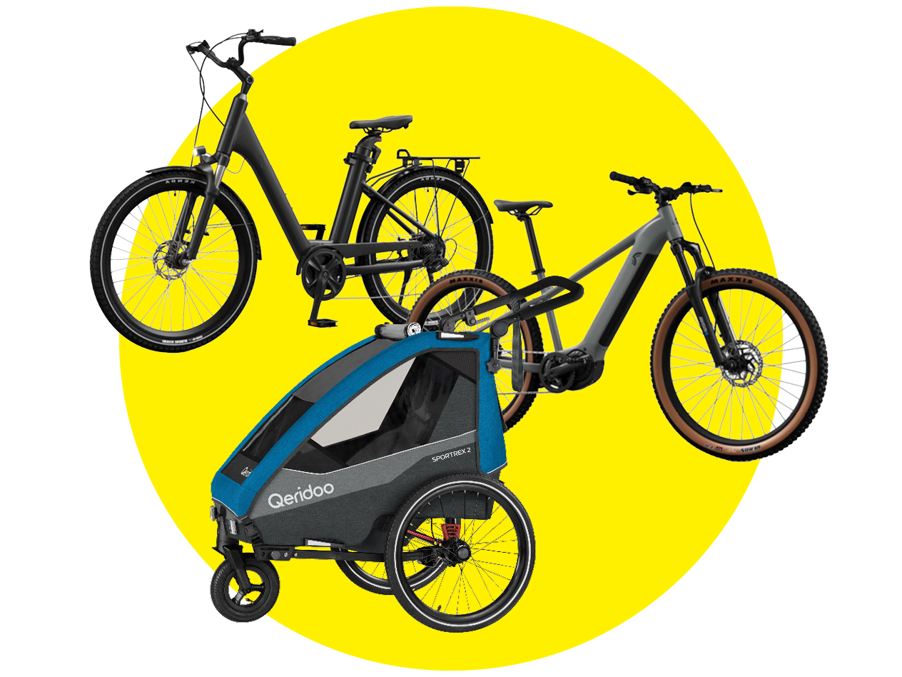 Zwei Fahrräder und ein Fahrradanhänger auf gelbem Hintergrund.