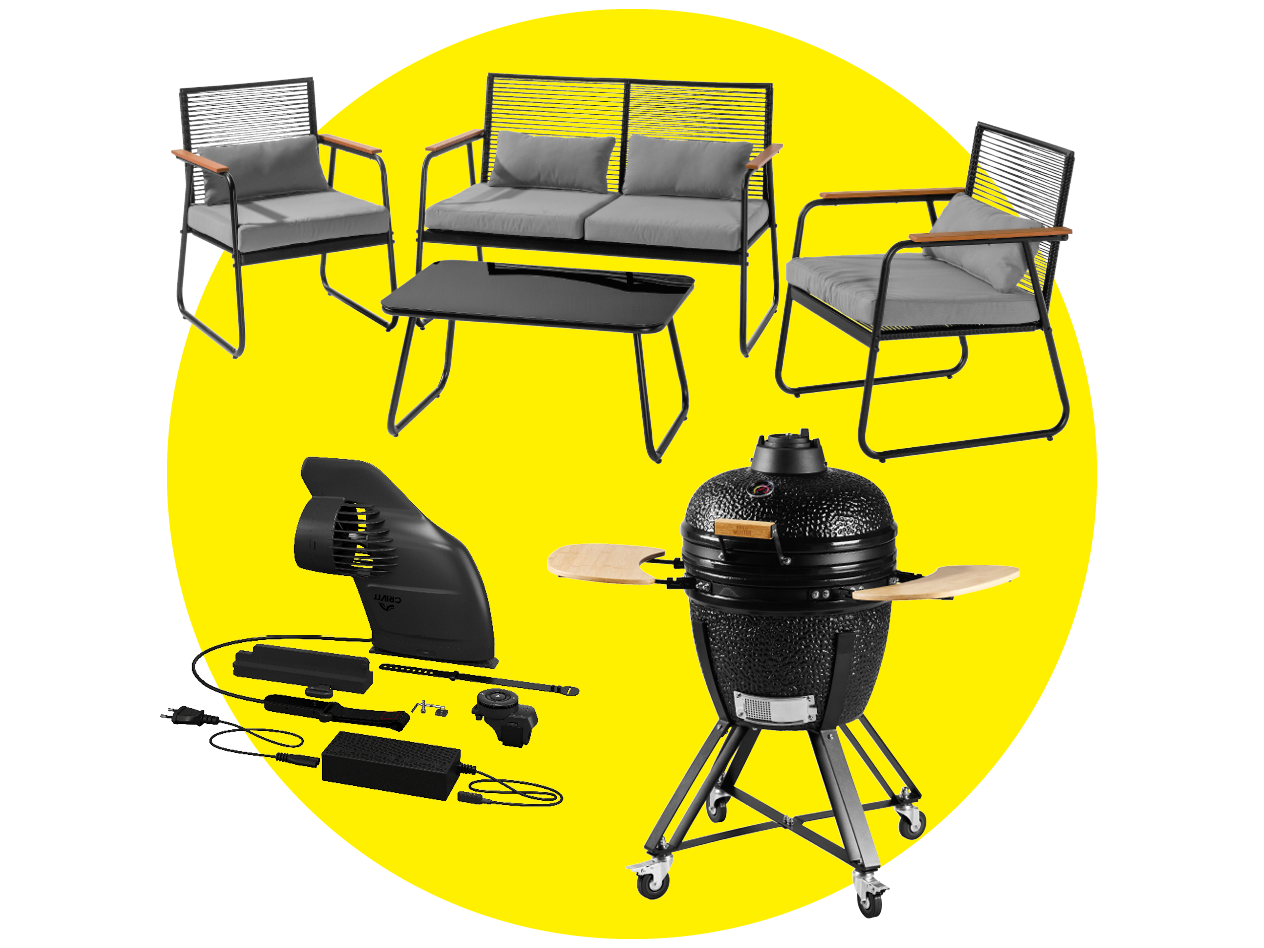 Gartenmöbel-Set mit Tisch und Stühlen, Grill und Grillzubehör auf gelbem Hintergrund.