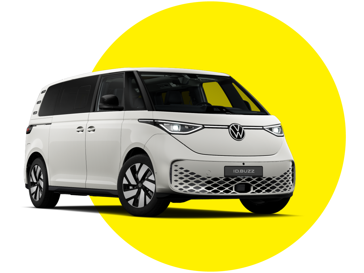 Weißer Volkswagen ID. Buzz Elektro-Van vor gelbem Hintergrund