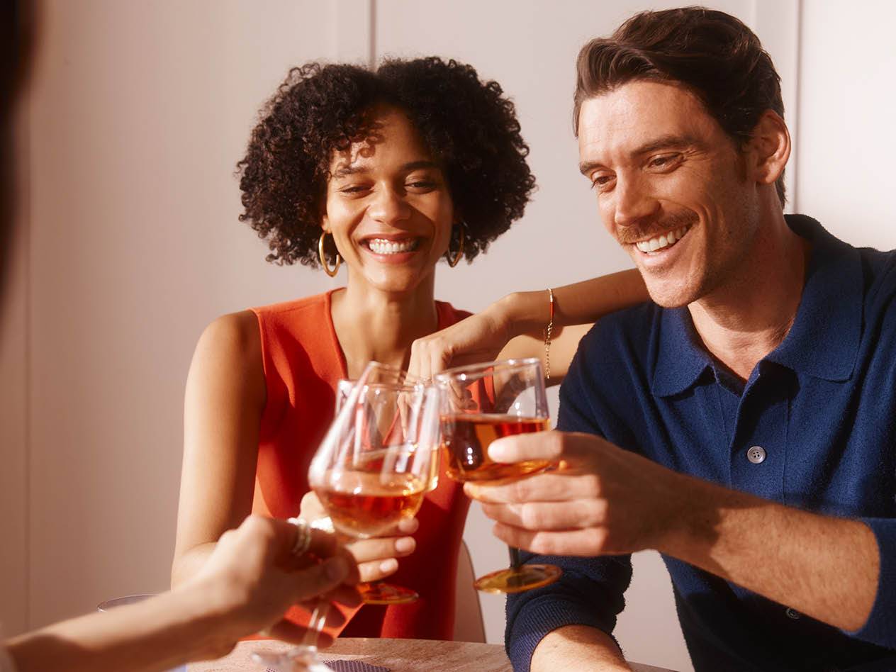 Ein Paar genießt zusammen ein Glas Wein.