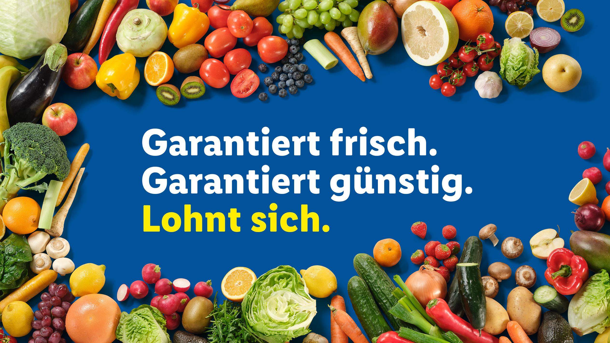 Frisches Obst und Gemüse umrahmen den Text: 'Garantiert frisch. Garantiert günstig. Lohnt sich.'
