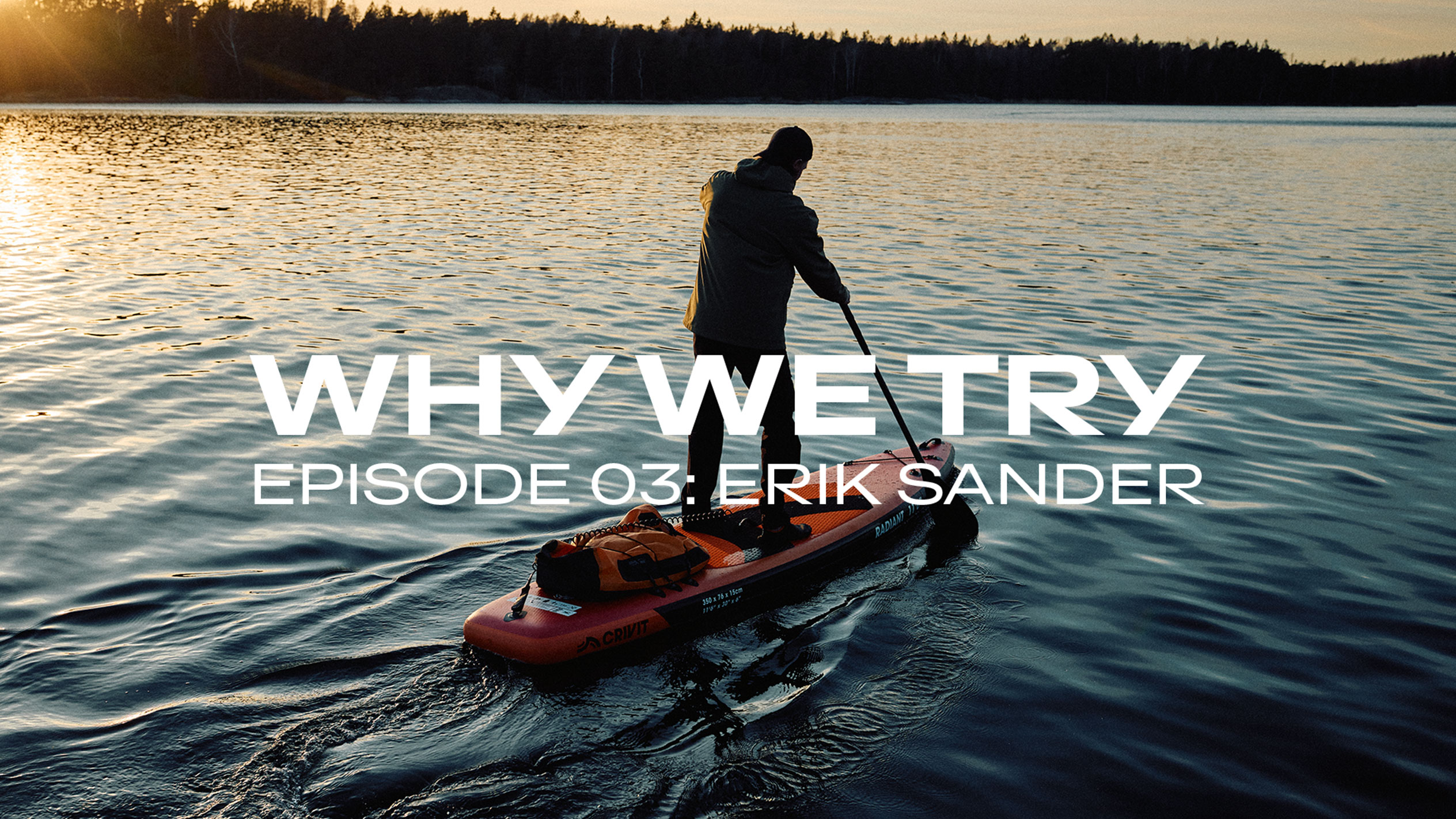 Mann paddelt auf einem Stand-Up-Paddleboard bei Sonnenuntergang, Text: „WHY WE TRY EPISODE 03: ERIK SANDER“.