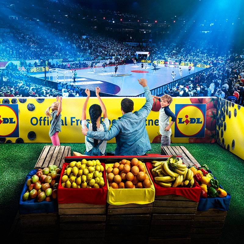 Frisches Obst und Gemüse bei einem Sportevent mit jubelnder Familie, Lidl Branding.