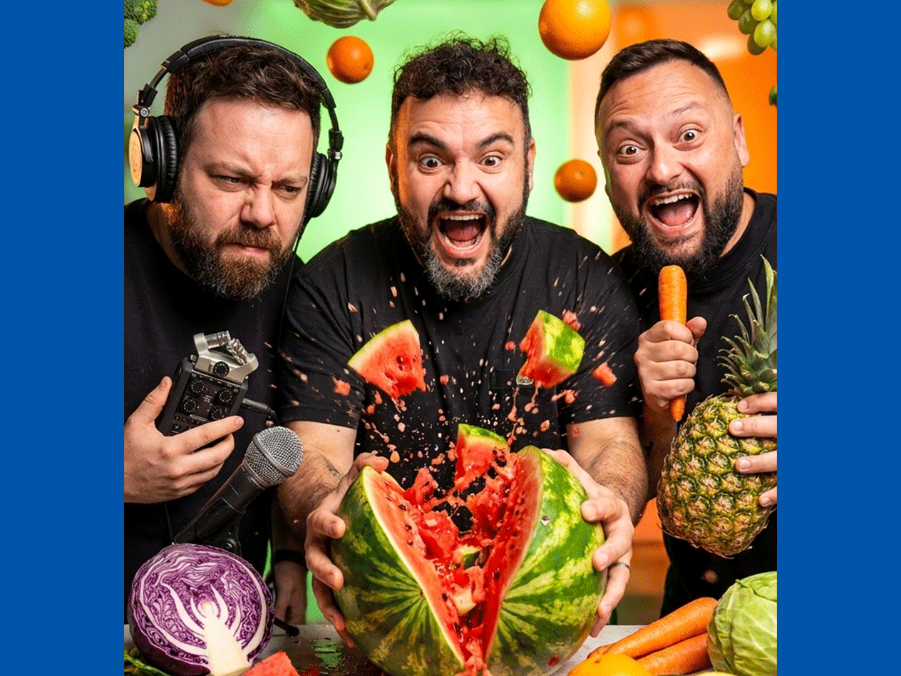 Drei Männer mit frischem Obst und Gemüse, darunter eine zerbrochene Wassermelone.