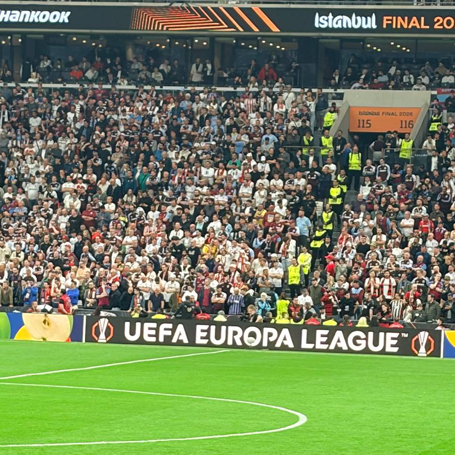 Fußballstadion mit Zuschauern und UEFA Europa League Bandenwerbung
