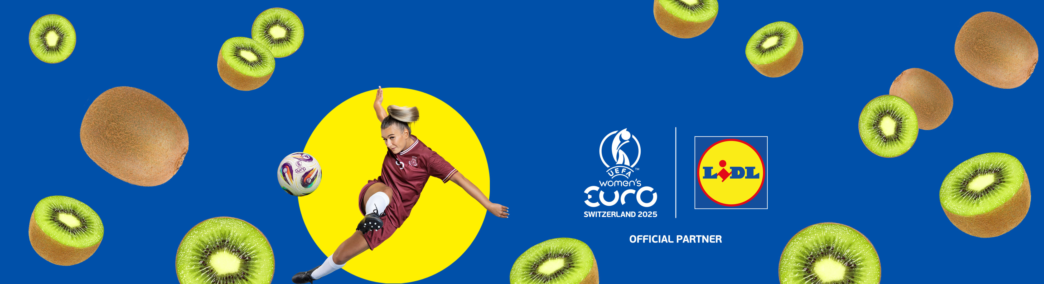 Jogadora de futebol chuta bola cercada de kiwis, anúncio Lidl para UEFA Women's EURO 2025.