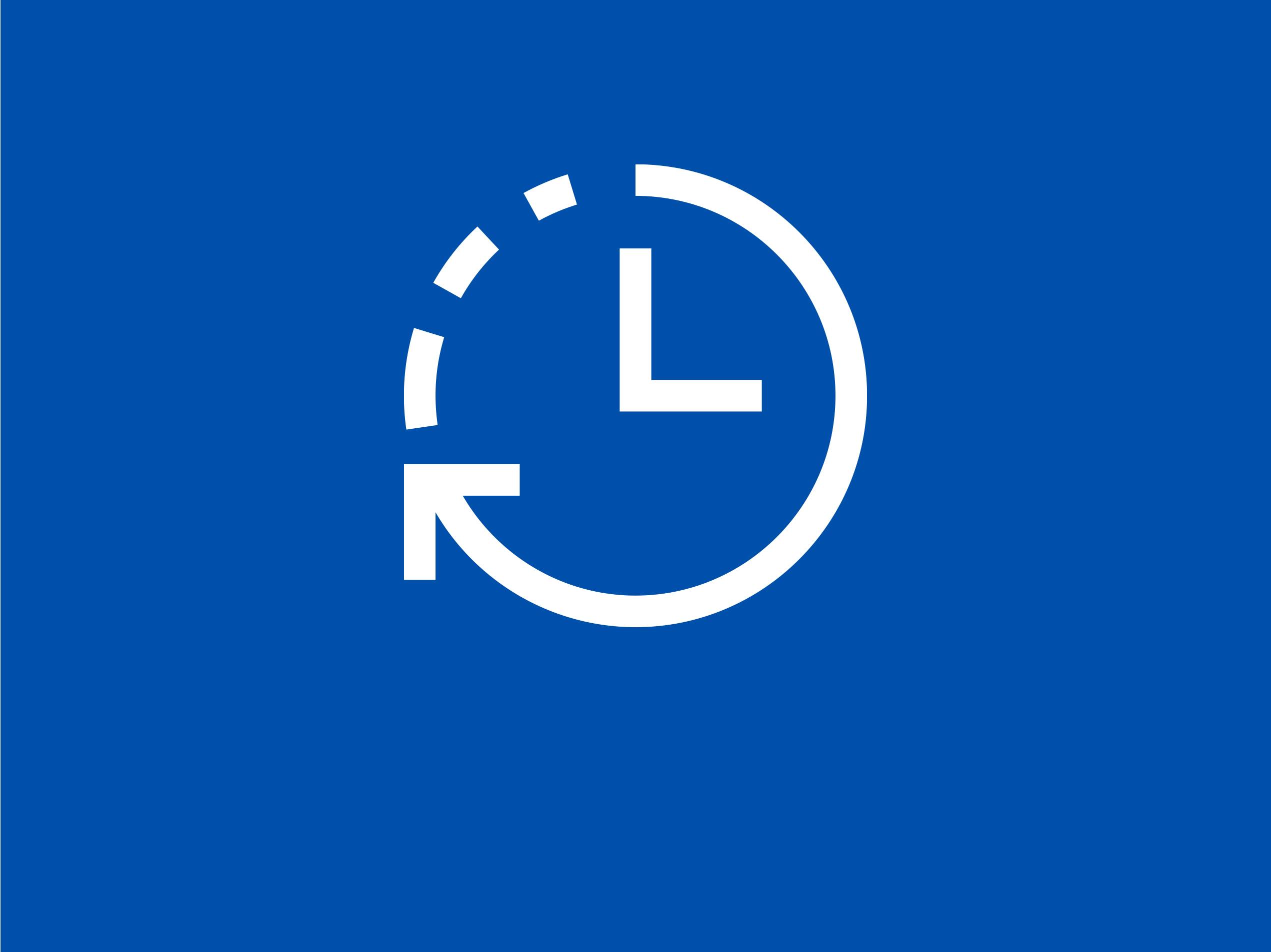 Ein weißes Uhr-Symbol mit Pfeil auf blauem Hintergrund zeigt Zeitmanagement an.