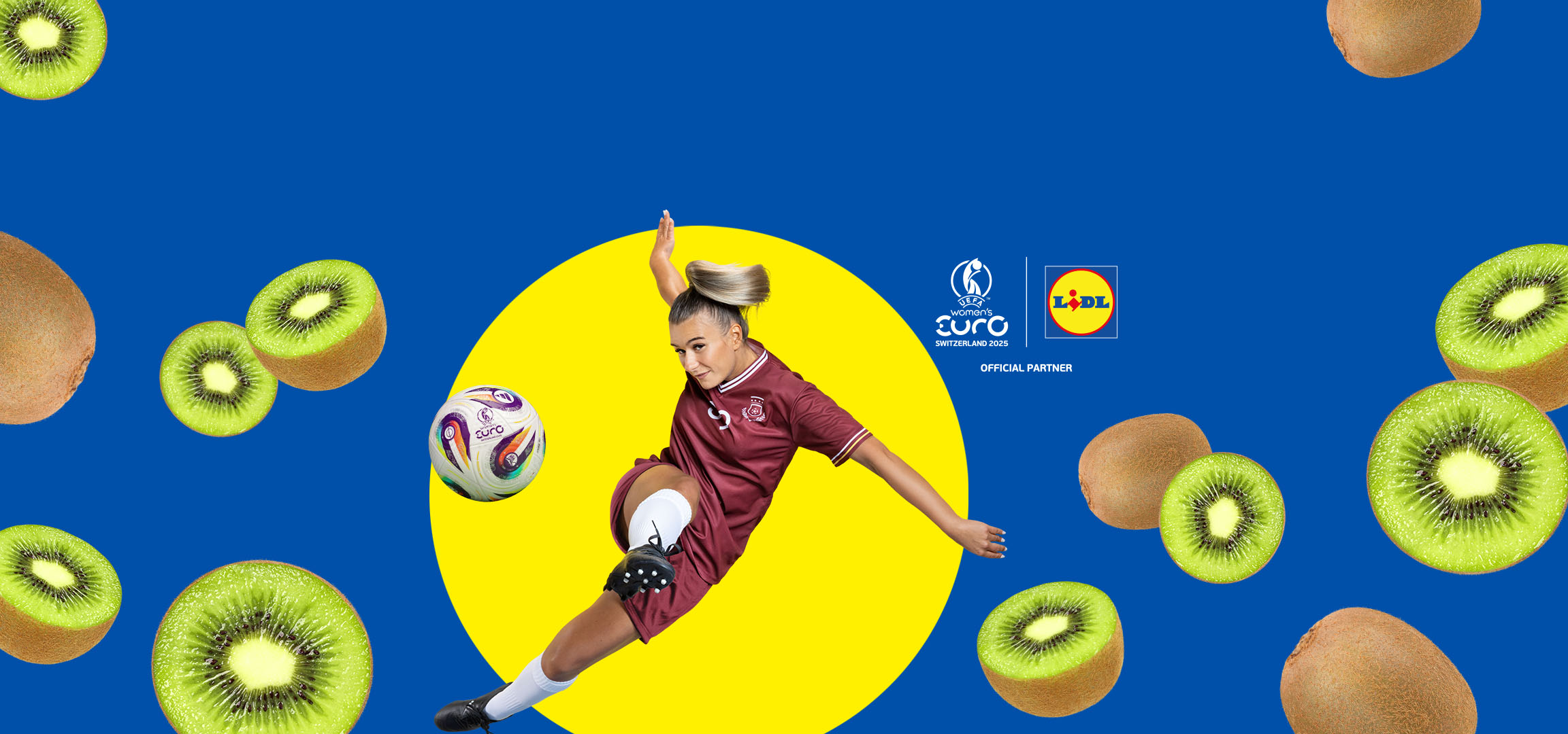 Jogadora de futebol com uma bola, kiwis ao redor; patrocínio Lidl da Eurocopa Feminina 2025.