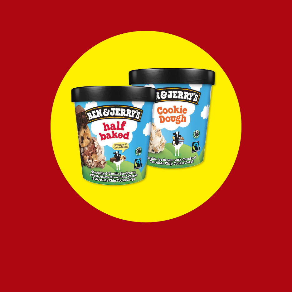 Zwei Ben & Jerry's Eisbecher, 'Half Baked' und 'Cookie Dough', auf gelbem Kreis vor rotem Hintergrund.