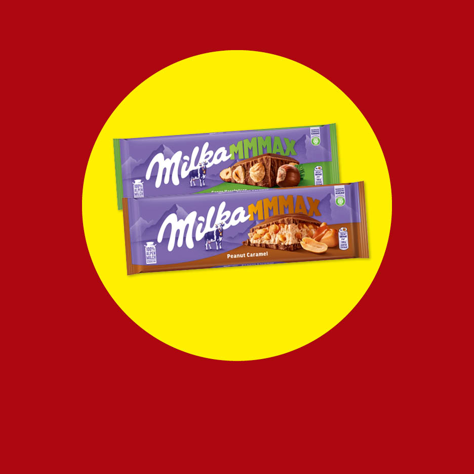 Zwei Milka MMMAX Schokoladentafeln, eine mit Haselnuss und eine mit Erdnuss-Karamell.