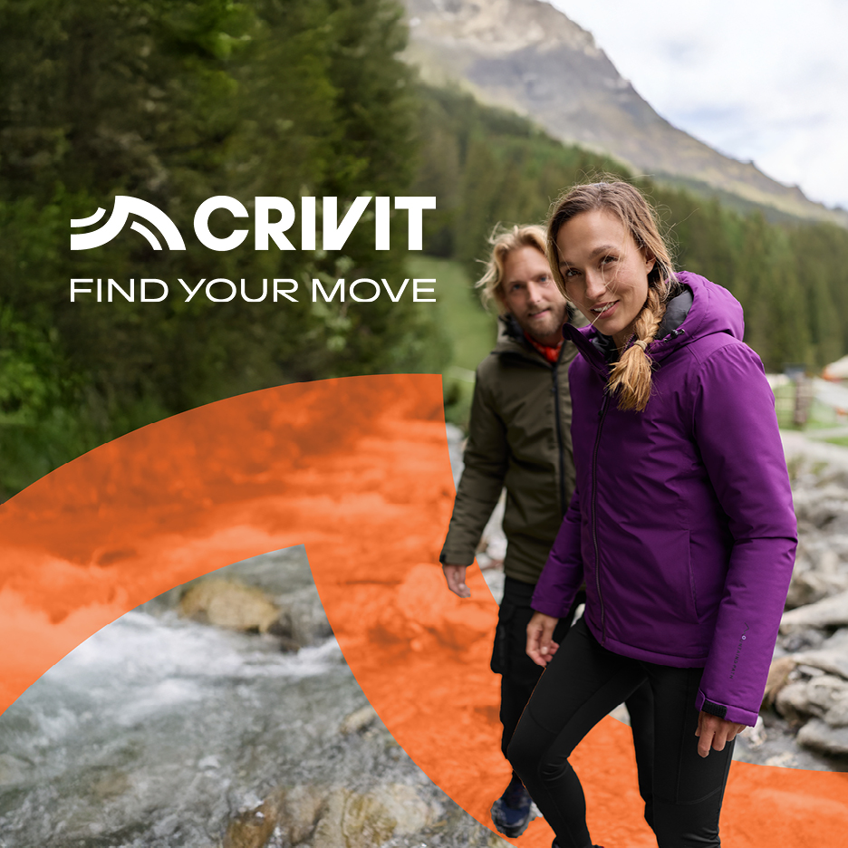 Zwei Wanderer in Crivit Outdoor-Jacken und -Hosen, mit dem Slogan 'FIND YOUR MOVE'.
