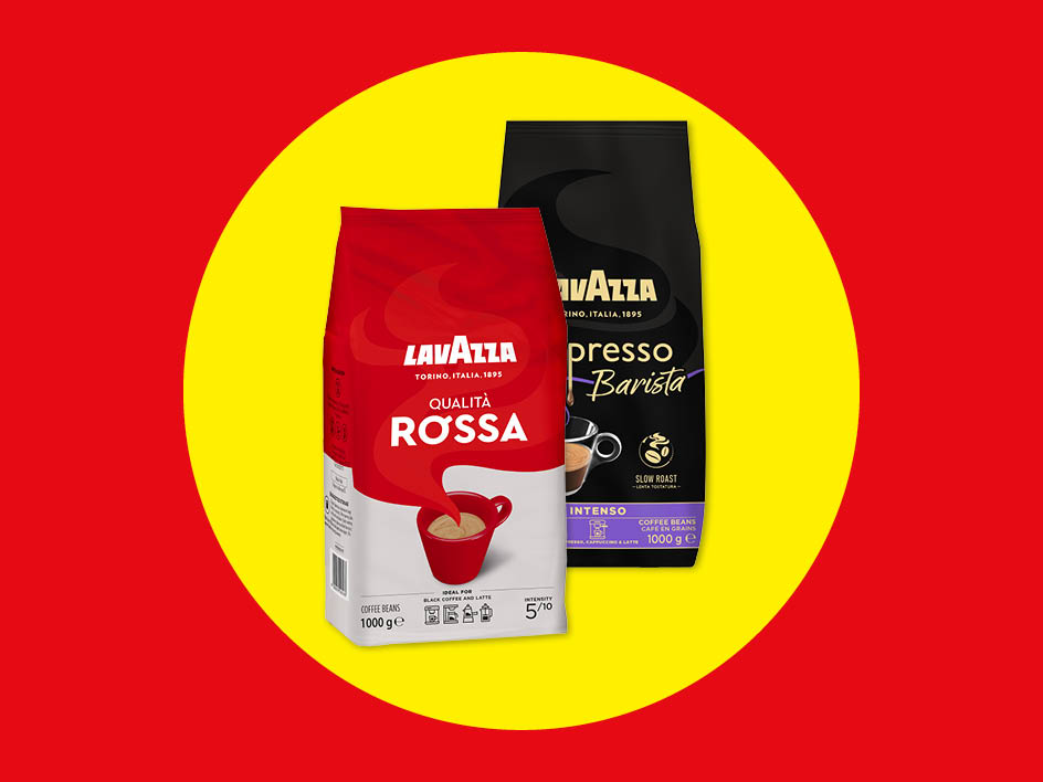 Zwei Packungen Lavazza Kaffeebohnen, Qualità Rossa und Espresso Barista, auf gelbem und rotem Hintergrund.