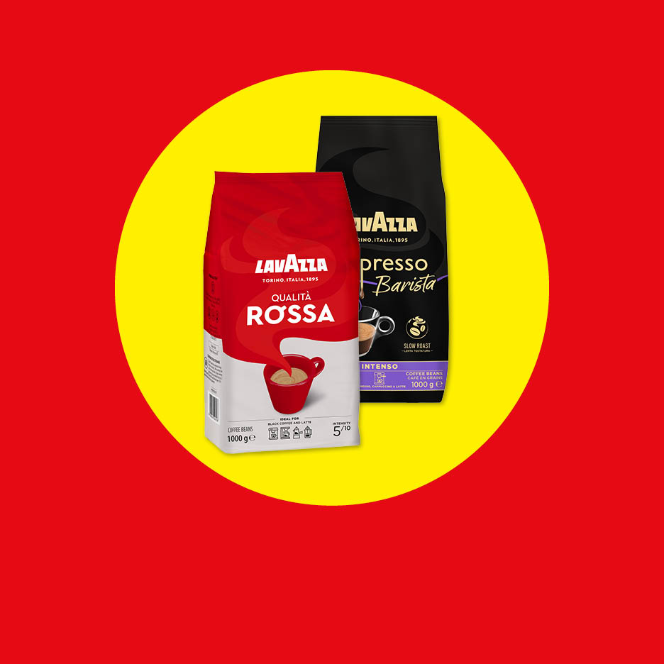 Zwei Packungen Lavazza Kaffeebohnen, Qualità Rossa und Espresso Barista, auf rotem und gelbem Hintergrund.
