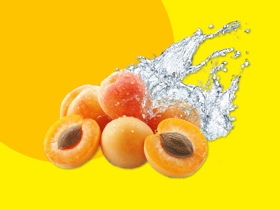 Frische Aprikosen spritzen mit Wasser auf gelbem Hintergrund.