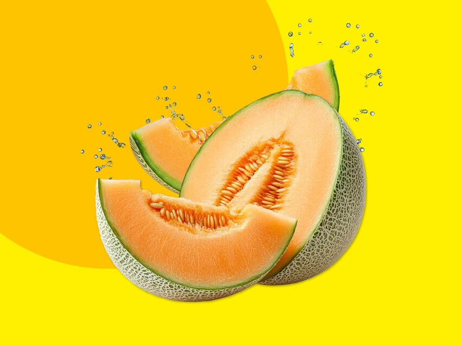 Erfrischende Cantaloupe-Melonenscheiben spritzen vor einem gelben Hintergrund.