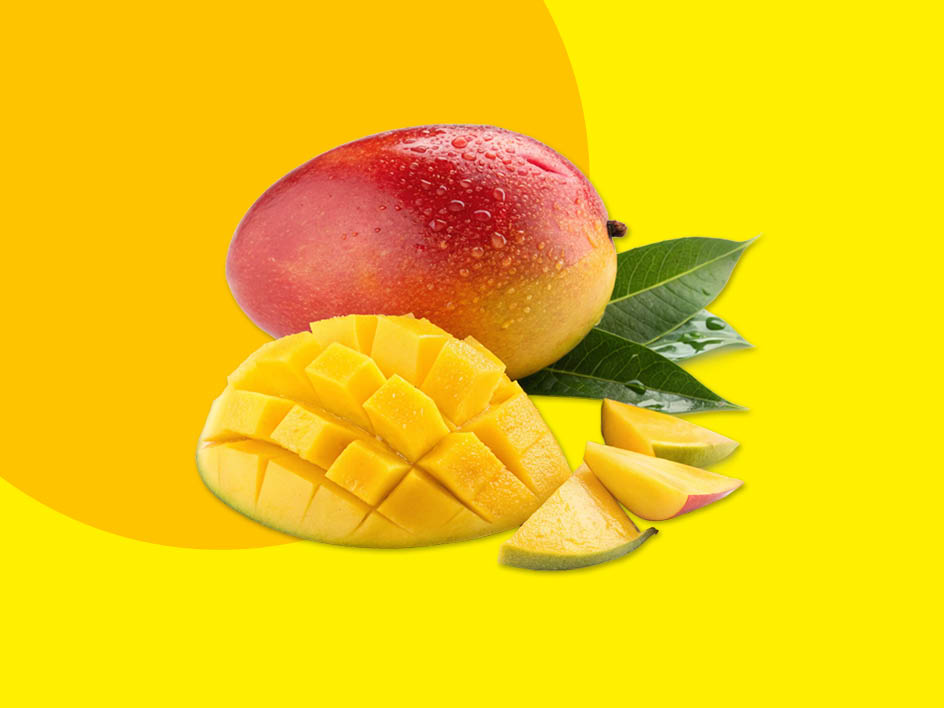 Eine ganze Mango, eine aufgeschnittene Mango und Mangoscheiben auf gelbem Hintergrund.