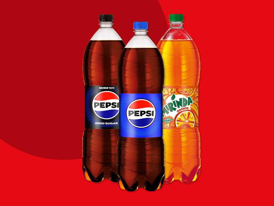 Drei Flaschen Erfrischungsgetränke, darunter zwei Pepsi-Flaschen und eine Mirinda Orange-Flasche, auf rotem Hintergrund.
