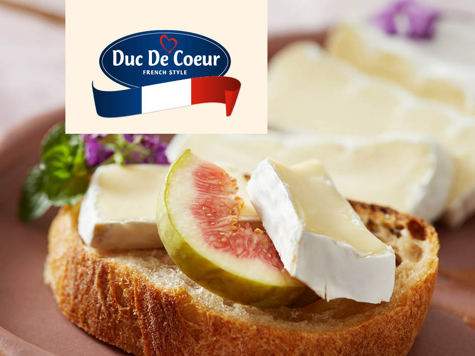 Französischer Käse auf Brot mit Feigen, beworben von der Marke Duc De Coeur.