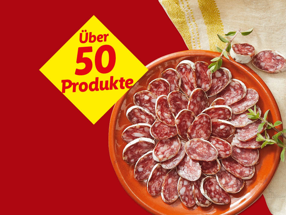 Ein Teller mit geschnittener Salami und einem gelben Schild mit der Aufschrift „Über 50 Produkte“.
