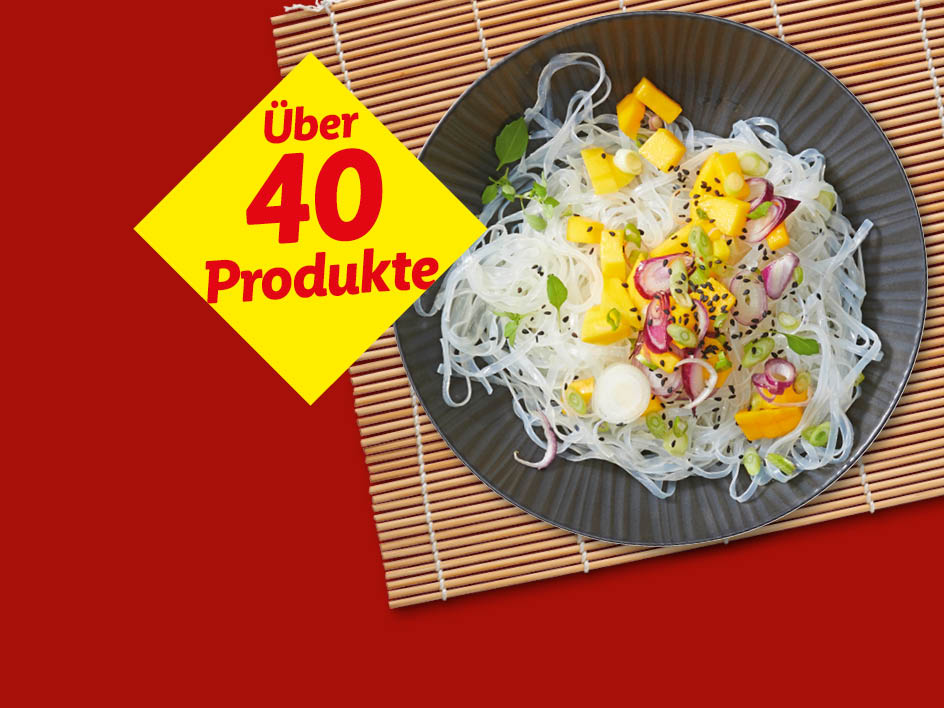 Asiatisches Nudelgericht mit Mango und Zwiebeln, daneben ein gelbes Schild mit der Aufschrift „Über 40 Produkte“.
