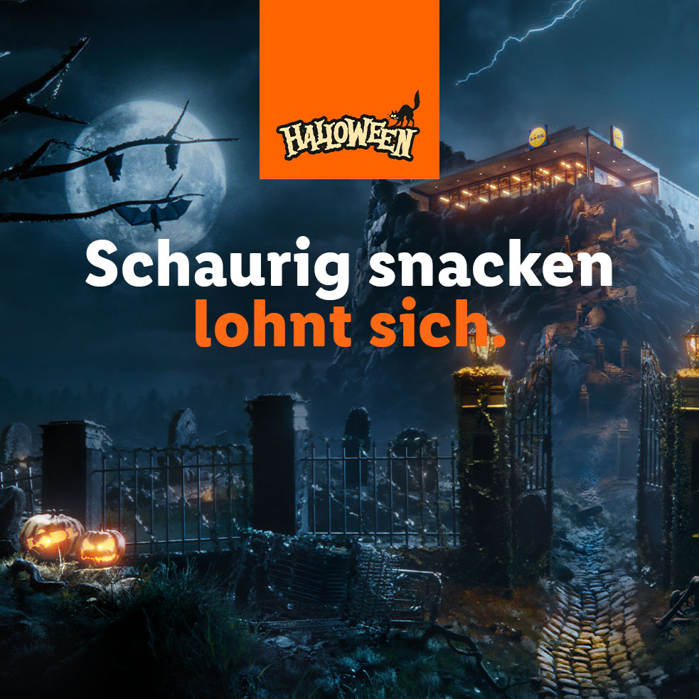 Halloween-Werbung mit einem gruseligen Friedhof, einem Vollmond und einem Lidl-Gebäude auf einem Berg.
