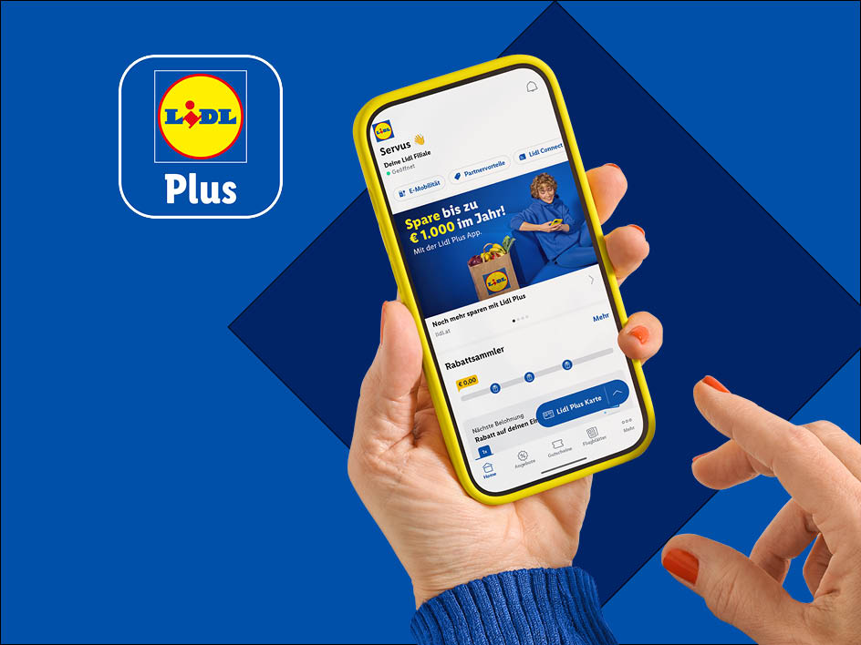 Eine Hand hält ein Smartphone mit der Lidl Plus App, daneben das Lidl Plus Logo auf blauem Hintergrund.