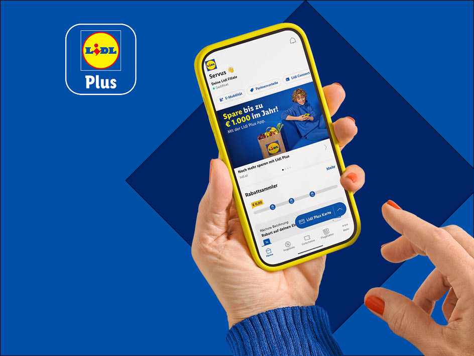 Eine Hand hält ein Smartphone mit der Lidl Plus App, daneben das Lidl Plus Logo auf blauem Hintergrund.