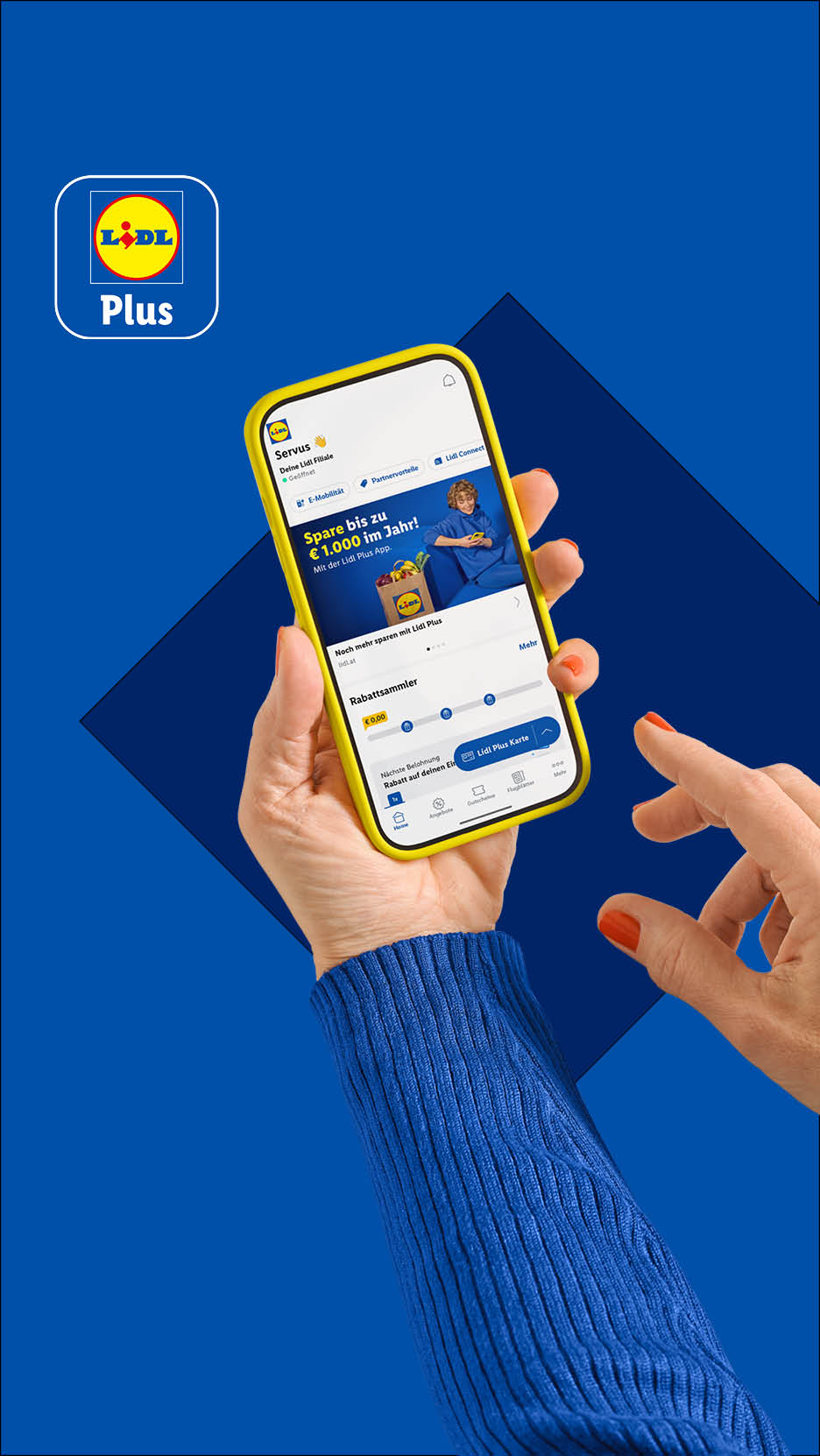 Eine Hand hält ein Smartphone mit der Lidl Plus App, daneben das Lidl Plus Logo.
