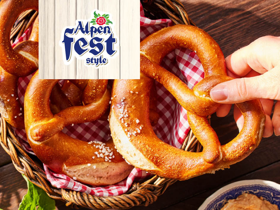 Ein Korb mit Brezeln und dem Logo „Alpenfest Style“.