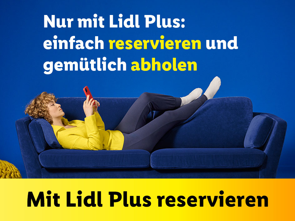 Eine Person reserviert bequem auf der Couch mit Lidl Plus.