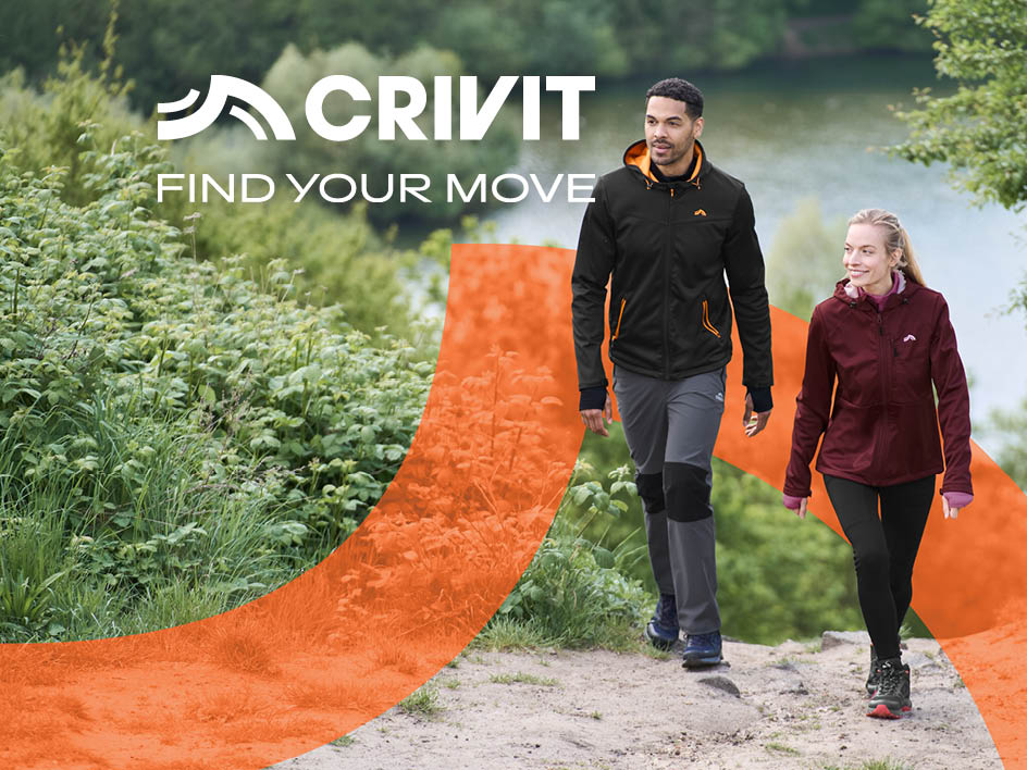 Zwei Personen in Outdoor-Bekleidung wandern auf einem Pfad mit dem Logo „CRIVIT FIND YOUR MOVE“.