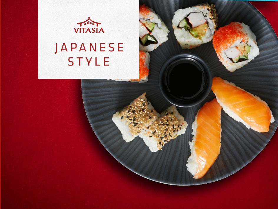 Sushi-Platte mit verschiedenen Maki- und Nigiri-Sorten, dazu Sojasauce, von Vitasia.