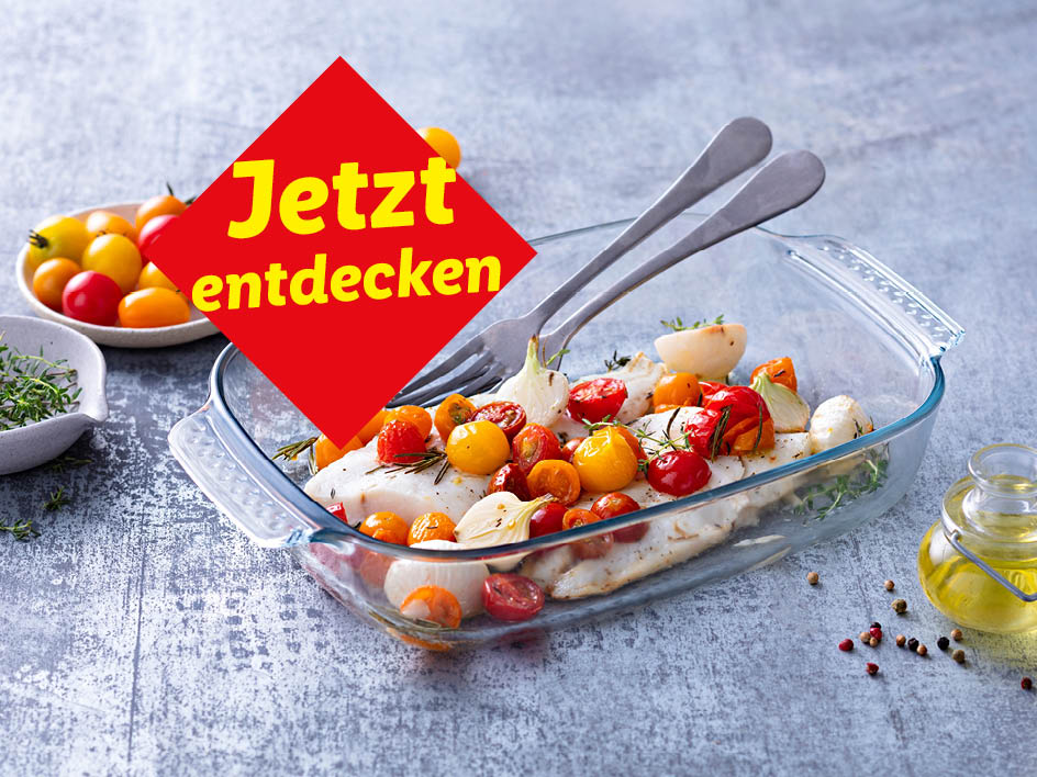 Fischgericht mit Tomaten und Zwiebeln in einer Auflaufform, mit der Aufschrift „Jetzt entdecken“.