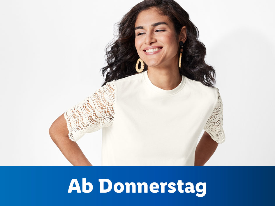 Ein weißes T-Shirt mit Spitzenärmeln, ab Donnerstag erhältlich.