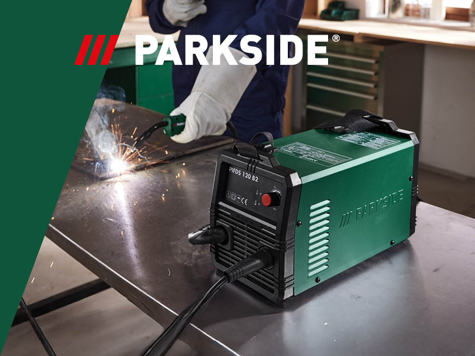 Eine Person schweißt mit einem grünen Parkside Schweißgerät auf einem Metalltisch.