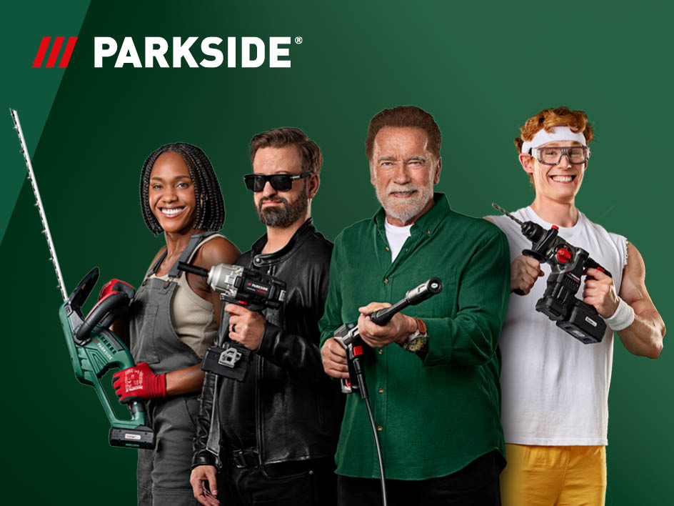 Vier Personen, darunter Arnold Schwarzenegger, präsentieren Parkside-Werkzeuge wie Heckenschere, Schlagschrauber, Hochdruckreiniger und Bohrhammer.