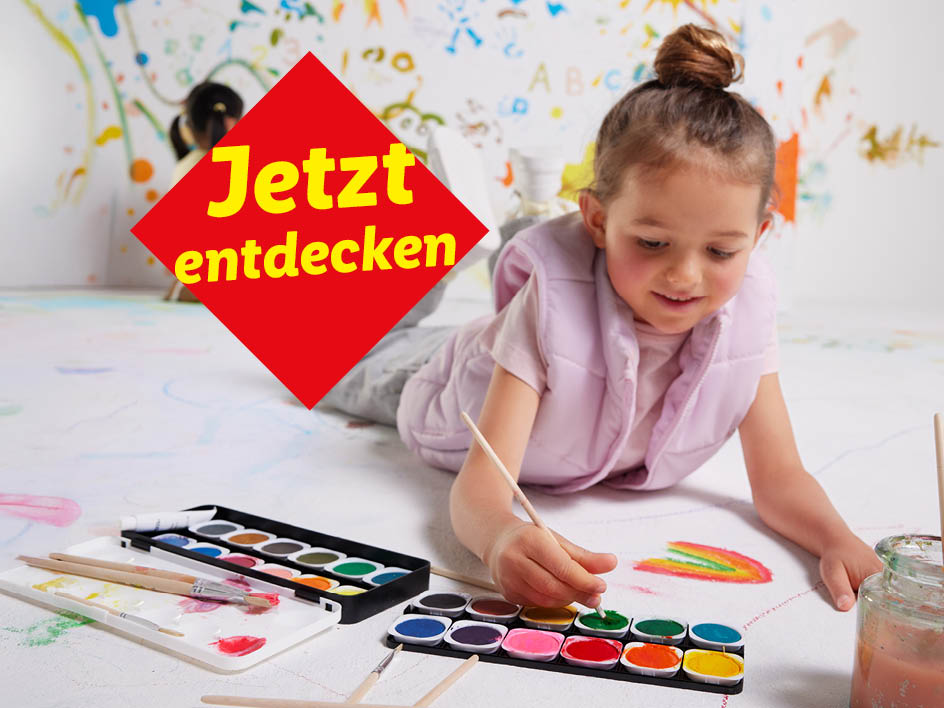 Ein Kind malt mit Wasserfarben auf dem Boden, mit einem roten Banner „Jetzt entdecken“.