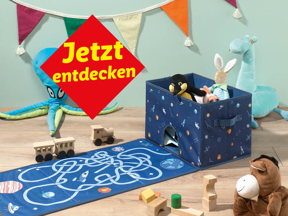 Spielzeugkiste mit Weltraum-Design, Plüschtieren und Holzspielzeug auf dem Boden.