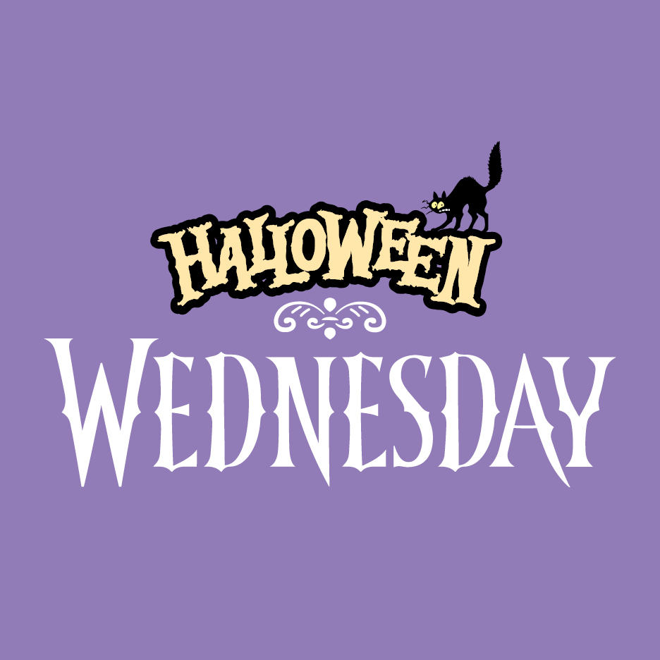 Halloween Mittwoch Schriftzug mit schwarzer Katze auf lila Hintergrund.