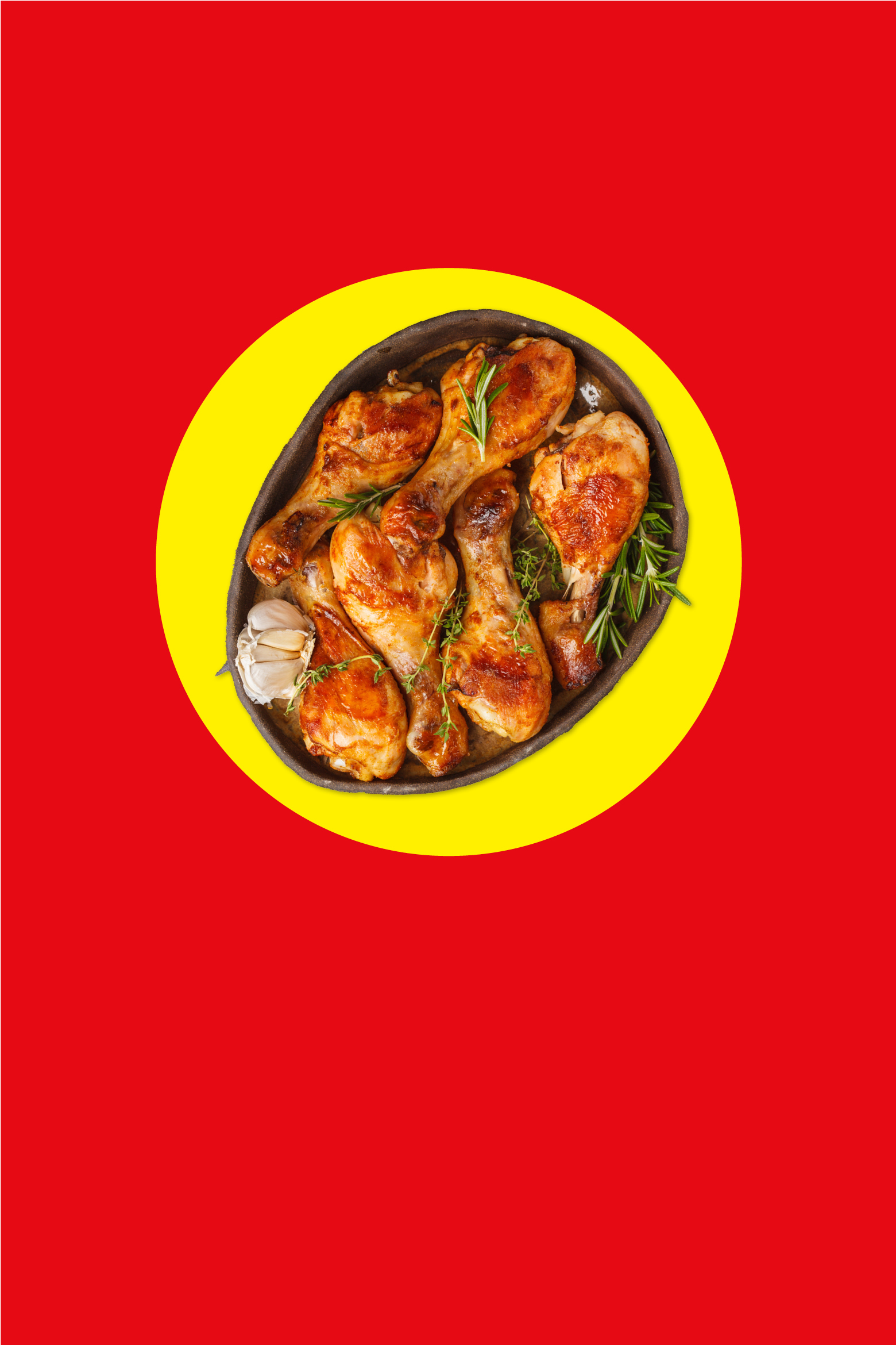 Gebratene Hähnchenschenkel mit Rosmarin und Knoblauch in einer Pfanne auf rotem Hintergrund.