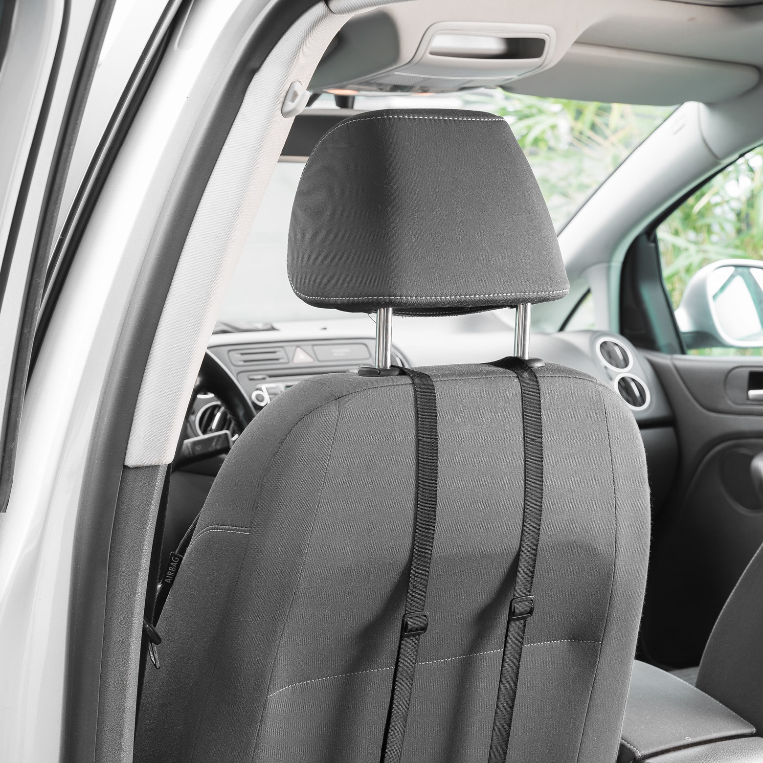 Rücksitz eines Autos mit Kopfstütze und Befestigungsriemen für eine Rückenlehne