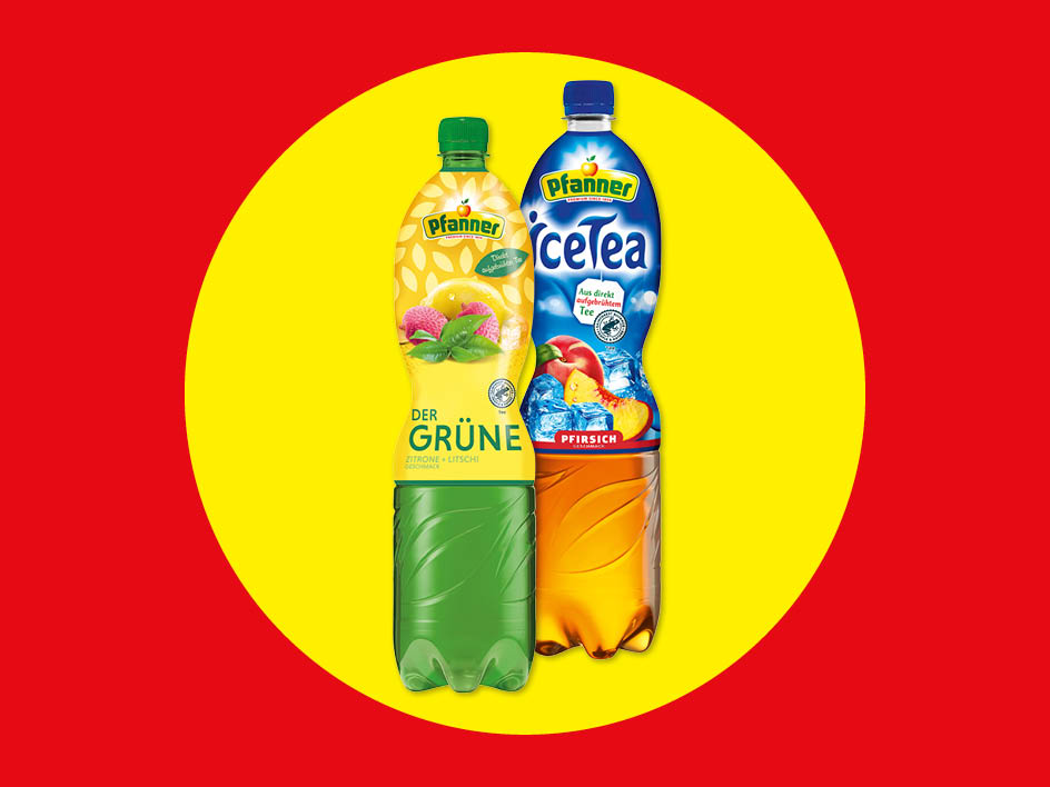 Zwei Flaschen Pfanner Eistee, eine Zitrone-Litschi und eine Pfirsich, vor gelbem Kreis auf rotem Hintergrund.