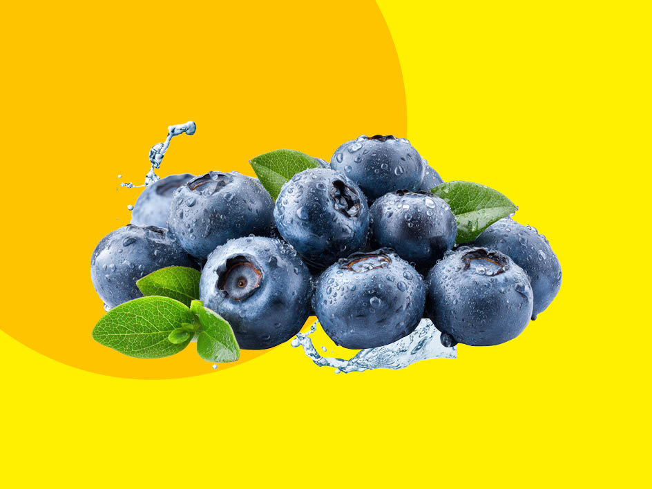 Eine Handvoll saftige Blaubeeren mit Wasserspritzern auf gelbem Hintergrund.