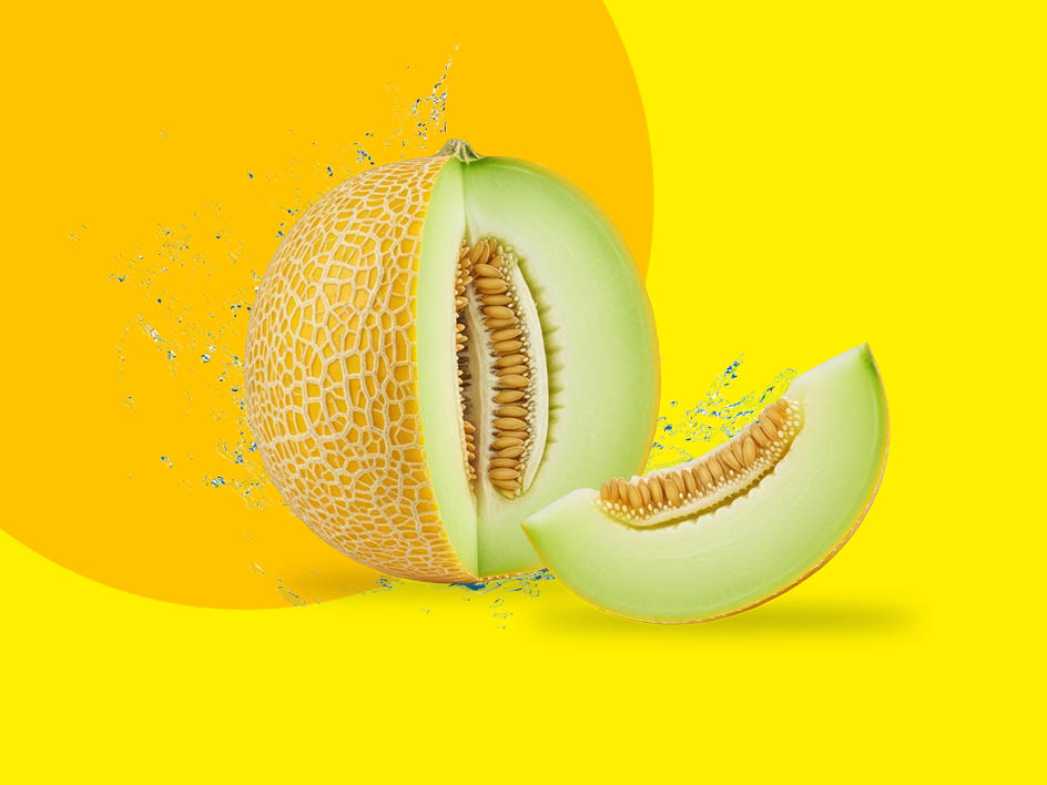 Eine aufgeschnittene Honigmelone und ein Stück davon mit Wasserspritzern auf gelbem Hintergrund.