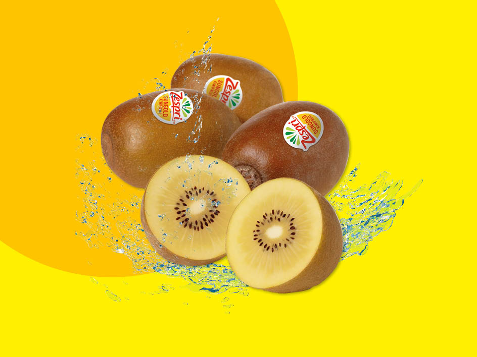 Zespri Sungold Kiwis mit Wasserspritzern auf gelbem Hintergrund.