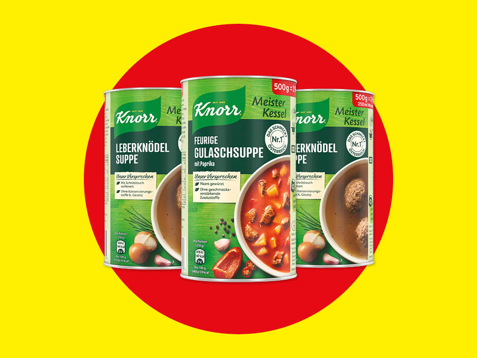 Drei Dosen Knorr Meister Kessel Suppe, darunter Leberknödel- und Gulaschsuppe, auf rotem Kreis.
