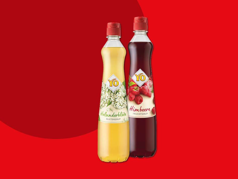 Zwei YO Sirupflaschen: Holunderblüte und Himbeere, auf rotem Hintergrund.